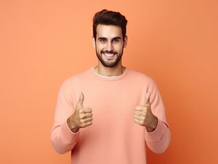 Naklejka premium Happy european man in casual clothing against a neutral background