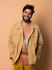 Obraz premium Happy european man in casual clothing against a neutral background