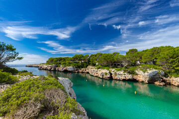 Krajobraz morski i skaliste wybrzeże, Menorca, Hiszpania - obrazy, fototapety, plakaty