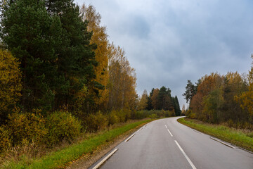 Fototapeta premium autumn view of a road with a bend to the right