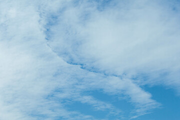 薄雲に覆われた秋の空