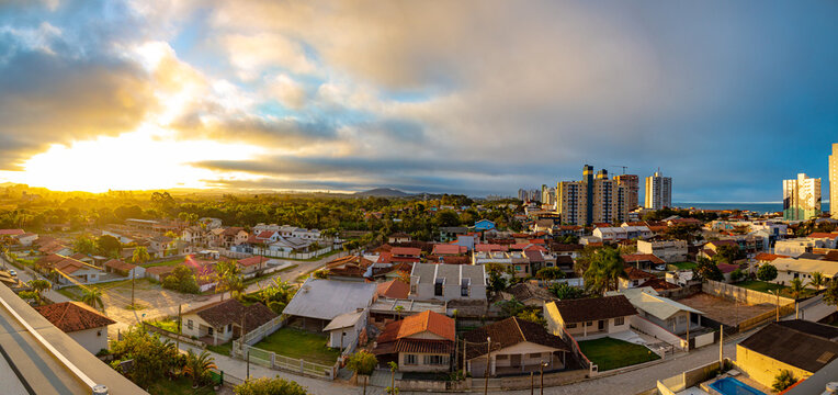 panorama da cidade de  Balne&aacute;rio Pi&ccedil;arras, Santa Catarina, Brasil