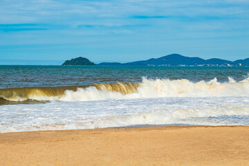  ondas da  Praia do Cerro em  Balneário Piçarras, Santa Catarina, Brasil