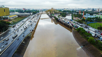 Visão aérea do tráfego de veículos na rodovia Marginal Tietê em São Paulo, SP, Brasil.