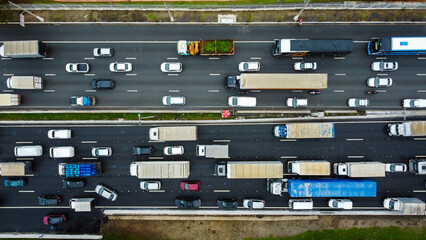 Visão aérea do trânsito inseto em uma rodovia brasileira