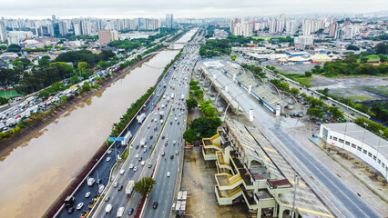 Visão aérea da Marginal tietê próximo ao sambódromo do Anhembi na cidade de São Paulo, Brasil.