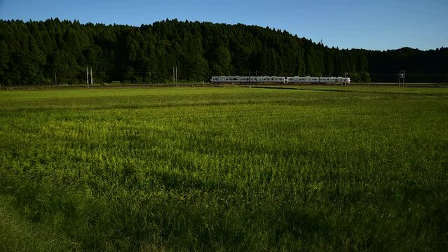 北陸新幹線敦賀延伸前の北陸本線を走る521系普通列車 （北陸本線 大聖寺 - 牛ノ谷, 2023年10月）