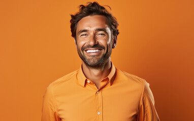 Obraz premium happy handsome man smiling and wearing color shirt, solid light color background