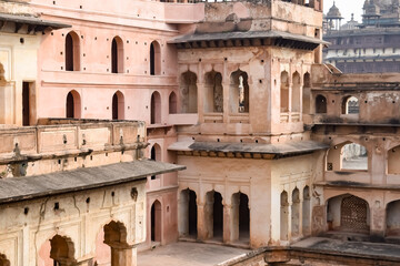 Naklejka premium Beautiful view of Orchha Palace Fort, Raja Mahal and chaturbhuj temple from jahangir mahal, Orchha, Madhya Pradesh, Jahangir Mahal (Orchha Fort) in Orchha, Madhya Pradesh, Indian archaeological sites
