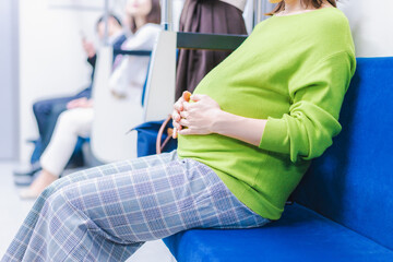 電車移動をする妊婦