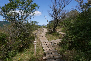 Mt. Tonodake is the highest peak along the Omote Ridge  that runs between Mt. Oyama and Nabewari Ridge . It has easy access, being about 80 minutes to Shibusawa Station from both Shinjuku and Tokyo.