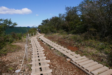 Mt. Tonodake is the highest peak along the Omote Ridge  that runs between Mt. Oyama and Nabewari Ridge . It has easy access, being about 80 minutes to Shibusawa Station from both Shinjuku and Tokyo.