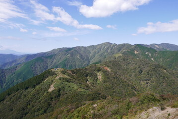 Fototapeta na wymiar Mt. Tonodake is the highest peak along the Omote Ridge that runs between Mt. Oyama and Nabewari Ridge . It has easy access, being about 80 minutes to Shibusawa Station from both Shinjuku and Tokyo.