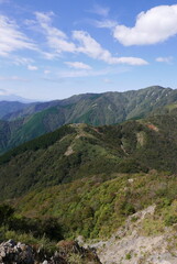 Mt. Tonodake is the highest peak along the Omote Ridge  that runs between Mt. Oyama and Nabewari Ridge . It has easy access, being about 80 minutes to Shibusawa Station from both Shinjuku and Tokyo.