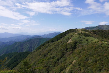 Fototapeta na wymiar Mt. Tonodake is the highest peak along the Omote Ridge that runs between Mt. Oyama and Nabewari Ridge . It has easy access, being about 80 minutes to Shibusawa Station from both Shinjuku and Tokyo.