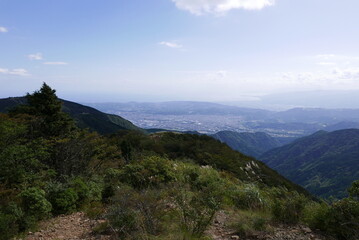 Mt. Tonodake is the highest peak along the Omote Ridge  that runs between Mt. Oyama and Nabewari Ridge . It has easy access, being about 80 minutes to Shibusawa Station from both Shinjuku and Tokyo.