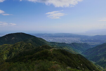 Mt. Tonodake is the highest peak along the Omote Ridge  that runs between Mt. Oyama and Nabewari Ridge . It has easy access, being about 80 minutes to Shibusawa Station from both Shinjuku and Tokyo.