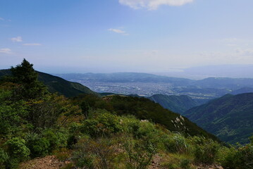 Mt. Tonodake is the highest peak along the Omote Ridge  that runs between Mt. Oyama and Nabewari Ridge . It has easy access, being about 80 minutes to Shibusawa Station from both Shinjuku and Tokyo.