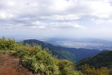 Mt. Tonodake is the highest peak along the Omote Ridge  that runs between Mt. Oyama and Nabewari Ridge . It has easy access, being about 80 minutes to Shibusawa Station from both Shinjuku and Tokyo.