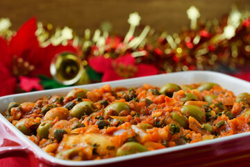 メキシコの伝統的なクリスマス料理　バカラオ・ア・ラ・ビスカイーナ　クリスマスデコレーションとともに Traditional Mexican Christmas food Bacalao a la Vizcaína (Bacalao a la Vizcaina) with Christmas decorations