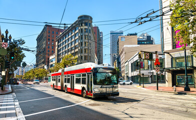 Electric trolleybus on Market Street in Downtown San Francisco - California, United States - obrazy, fototapety, plakaty