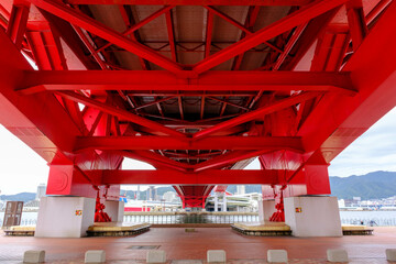 神戸市街地とポートアイランドを結ぶ神戸大橋。ポートアイランド来た公園より三宮方面をのぞむ