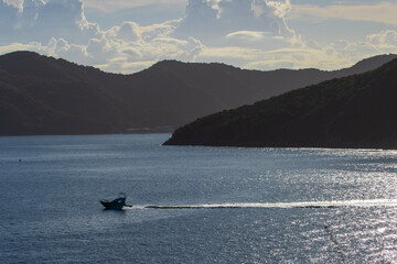 Obraz premium 海に浮かぶ一隻のボート