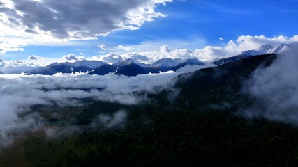 Obraz premium Snow-capped mountains