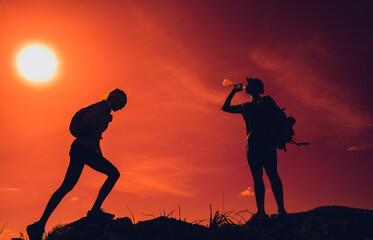 Obraz premium Happy young couple relax after climbs to the top of the mountains near the ocean