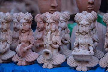Obraz premium Mud and Clay products of human musicians on display at Surajkund Craft Fair.