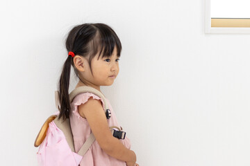 リュックサックを背負っている女の子の横向き（3歳、日本人）