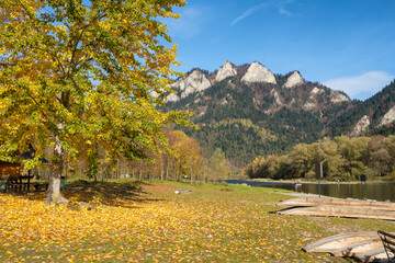 Trzy Korony mountain in Pieniny during autumn season, Poland. © Mazur Travel