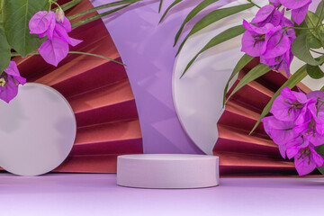 Arrière plan violet avec présentoir pour des produits avec un rendu 3 D. Plate-forme vide avec podium pour cosmétique, bijoux, maquette ou autres objets.