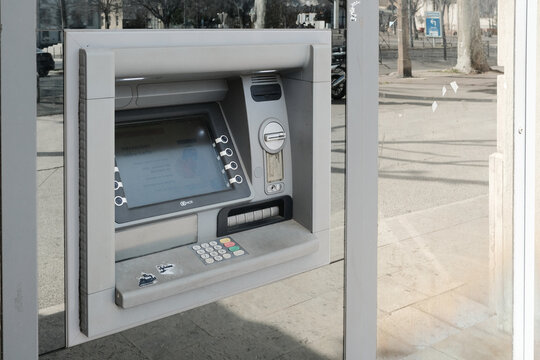 un distributeur de billets atm 