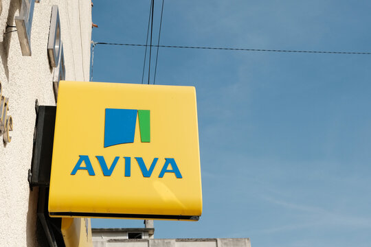 un panneau avec le logo et le nom de la soci&eacute;t&eacute; aviva sur une agence commerciale d'epargne retraite &agrave; Arles.
