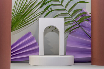 Arrière plan gris et mauve avec présentoir pour des produits avec un rendu 3 D. Plate-forme vide...