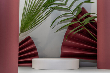Arrière plan gris et marron avec présentoir pour des produits avec un rendu 3 D. Plate-forme vide...