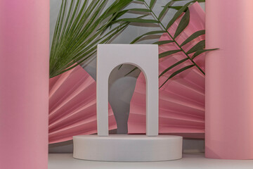 Arrière plan gris et rose avec présentoir pour des produits avec un rendu 3 D. Plate-forme vide...