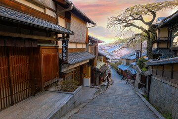 Obraz premium Kyoto, Japan - March 30 2023: Nineizaka or Ninenzaka s an ancient 150m stone-paved pedestrian road. The road is lined with traditional buildings and shops