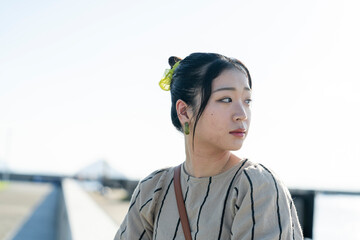 島を旅する女性