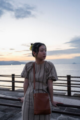 Fototapeta premium 夕暮れの海にいる女性