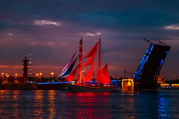 Fototapeta na wymiar Brig with scarlet sails near the open Palace Bridge. White Night.