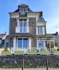 Saint-Suliac, Bretagne, façade maisons bretonnes - obrazy, fototapety, plakaty