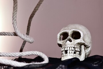 Piratenschädel, menschlicher Schädel eines Piraten, Schädelknochen mit Seil und Tau, Dekoration...