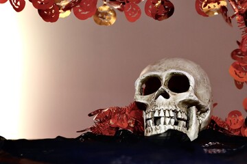 Totenschädel, Totenkopf Knochen ein menschlicher Schädel mit Kürbis Schmuck als Dekoration für...