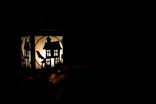 Halloween Thema Laterne mit Spukschloss und Fledermaus, gruseliges Motiv und orangenes Licht