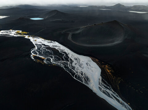 Vue a&eacute;rienne de plusieurs crat&egrave;res et sa rivi&egrave;re dans les hautes terres d'Islande