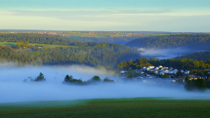 weites Panorama am Herbstmorgen mit Nebel im Tal des Schwarzwaldes in Wildberg mit Wald und Dörfern