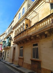 Fototapeta na wymiar Malte, façade de maisons anciennes avec balcons fermés