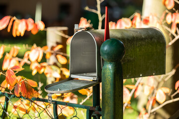 Amerikanischer Briefkasten mit offener Klappe und hochgeklapptem Signal